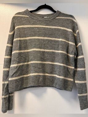 🩵 H&M Grey & Cream Striped Knit Sweater | Cozy Soft Crewneck | Size Small